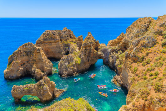 Portugália óceánparti sziklái Algarvéban