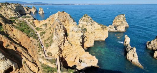 Portugália óceánparti sziklái Algarve-ban, 2026